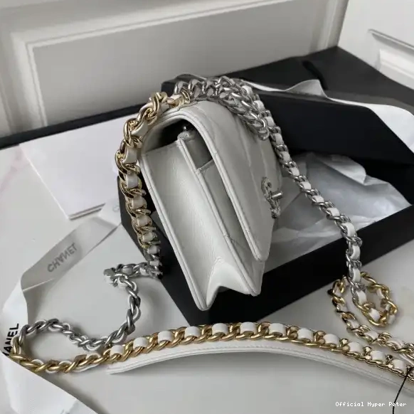 Hyper Peter ON 19 CHAIN CHANEL WALLET 0525